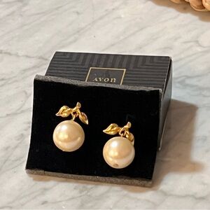 Vintage Avon Pearly Elegance Pierced Earrings